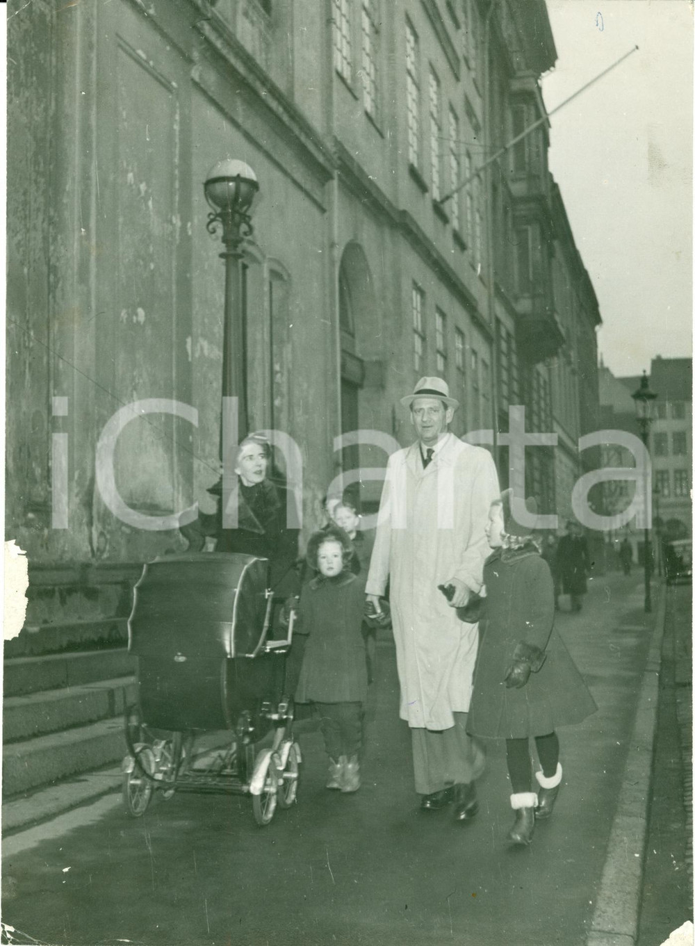 Fotografia d epoca originale 1949 COPENHAGEN DANIMARCA Re FEDERICO IX a passeggio con famiglia DANNEGGIATO 1