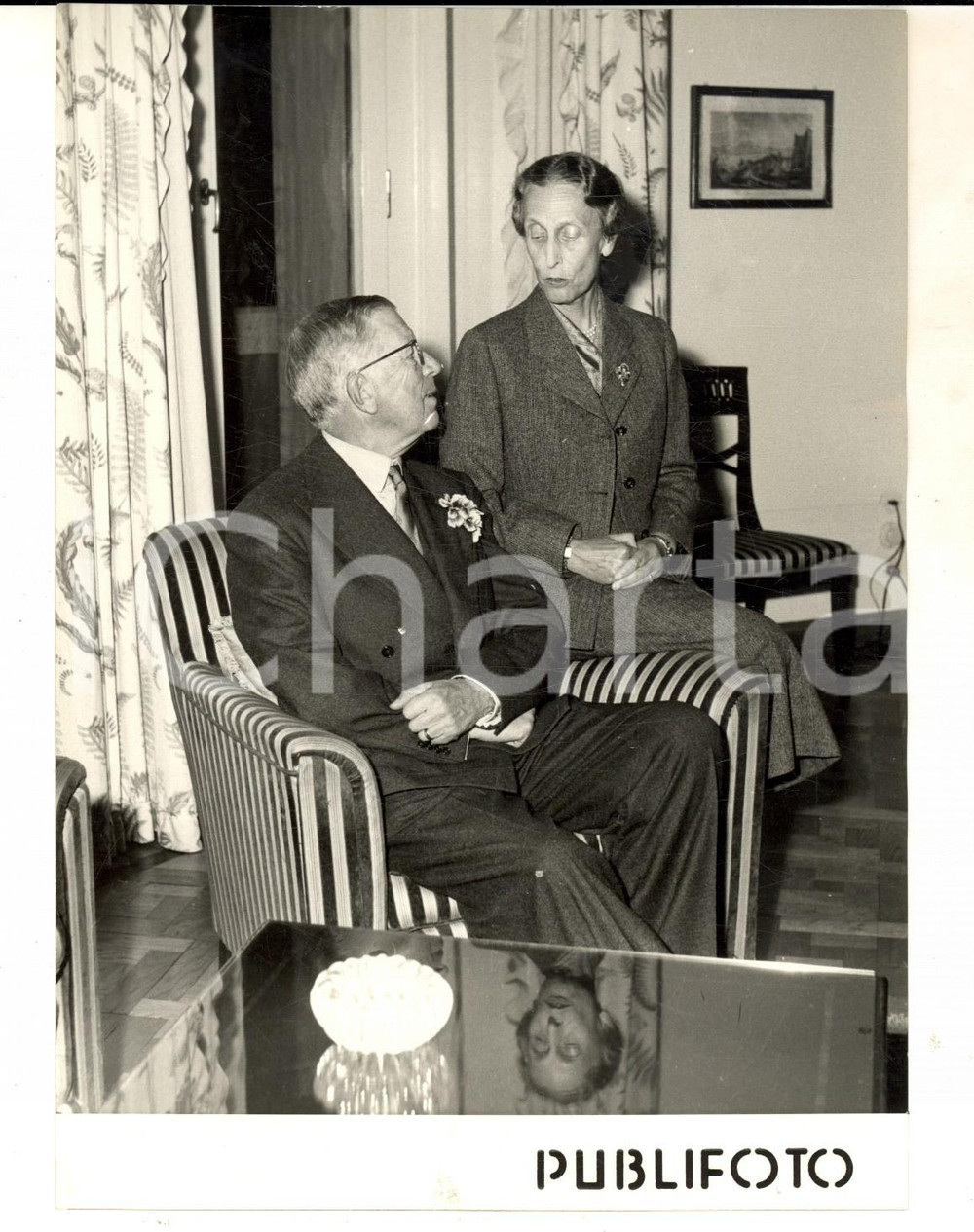 1957 NAPOLI Re Gustavo di SVEZIA con la moglie per il suo 80° compleanno *Foto