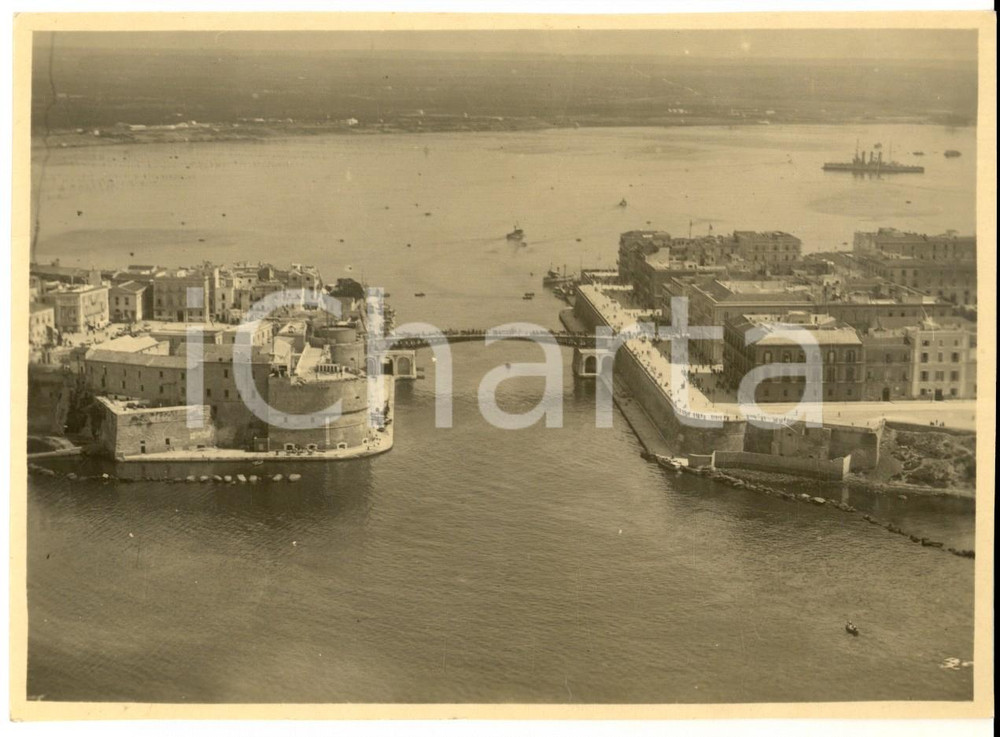 Fotografia d epoca originale 1940 ca TARANTO Veduta aerea del porto con il ponte Foto VINTAGE ANIMATA 16x12 1