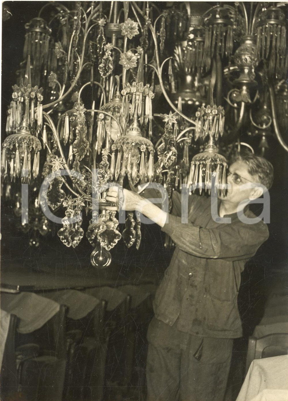 1957 PARIS COMEDIE FRANCAISE La pulizia annuale dei lampadari - Foto 13x18 cm Fotografia d'epoca con didascalia coeva.  CONDIZIONI: G (ma lieve sovraimpressione) FORMATO: 13x18 cm     originale e autentica 1
