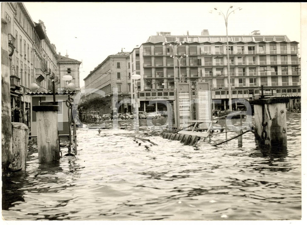 Fotografia d epoca originale 1960 COMO Piazza CAVOUR invasa dalle acque del lago per il maltempo Foto 18x13 1