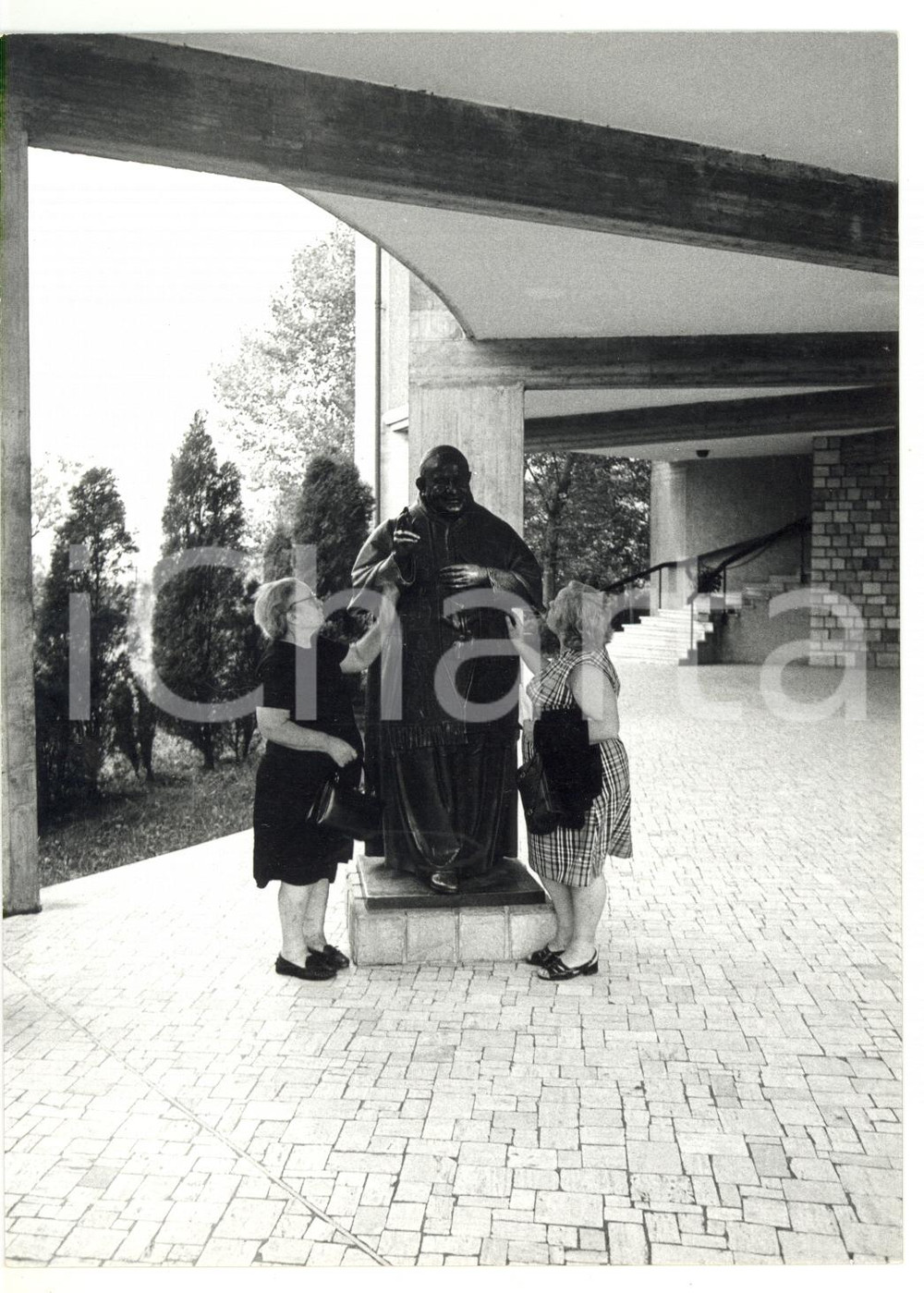Fotografia d epoca originale 1973 SOTTO IL MONTE GIOVANNI XXIII BG Anziane devote presso la statua del Papa 1