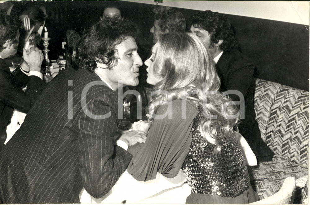 1975 ca GOSSIP ITALIA Barbara BOUCHET a cena con Luigi BORGHESE - Foto  Fotografia di agenzia. CONDIZIONI: FAIR (piegature angolari)FORMATO: 30x20 cm    originale e autentica 1