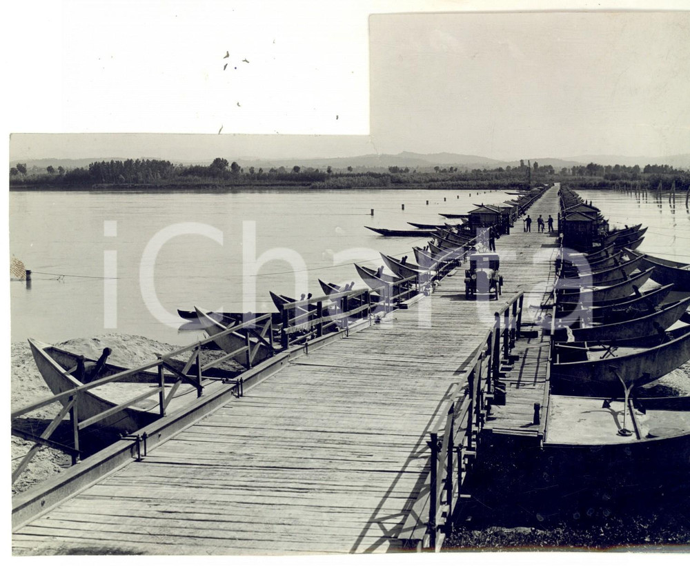 Fotografia d epoca originale 1920 ca AREA VENETA Passerella provvisoria con barche Foto DANNEGGIATA 20x15 1