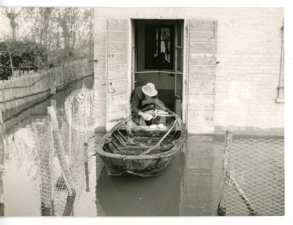 1957 ALLUVIONE PORTO TOLLE Anziano allevatore raggiunge il pollaio in barca