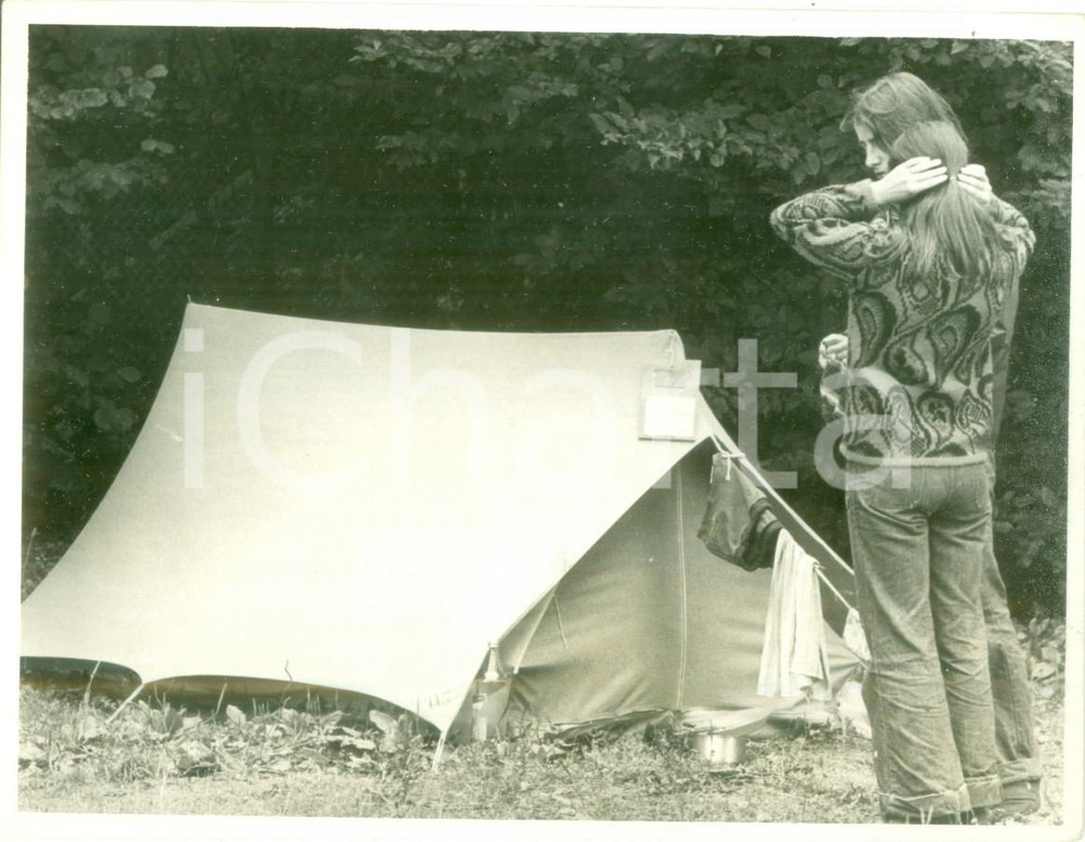 Fotografia d epoca originale 1985 ca FRANCE Campeggiatori preparano la tenda Fotografia 1