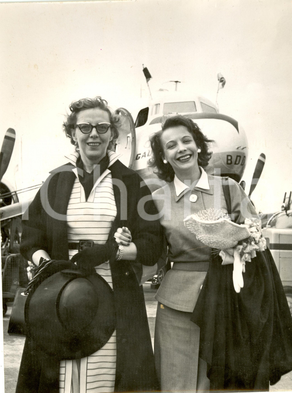 Fotografia d epoca originale 1952 PARIS F LE BOURGET Signe HASSO et Contesse BERNADOTTE Photographie 1