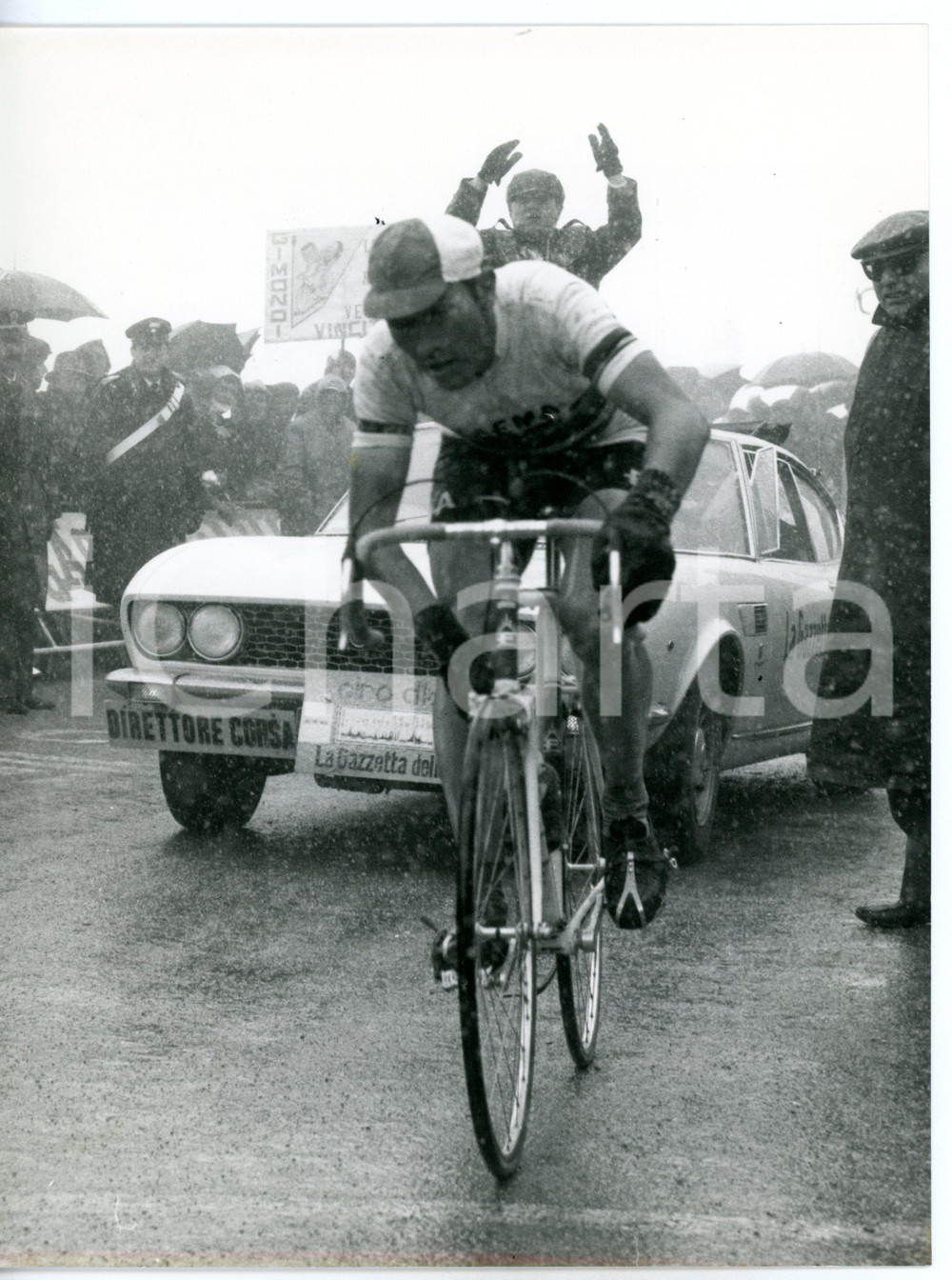 1968 CICLISMO GIRO D'ITALIA Tre cime di Lavaredo - Eddy MERCKX in volata *Foto Fotografia d'epoca con didascalia coeva.  CONDIZIONI: FAIR (bassa qualit&agrave; di stampa) FORMATO: 18x24 cm     originale e autentica 1