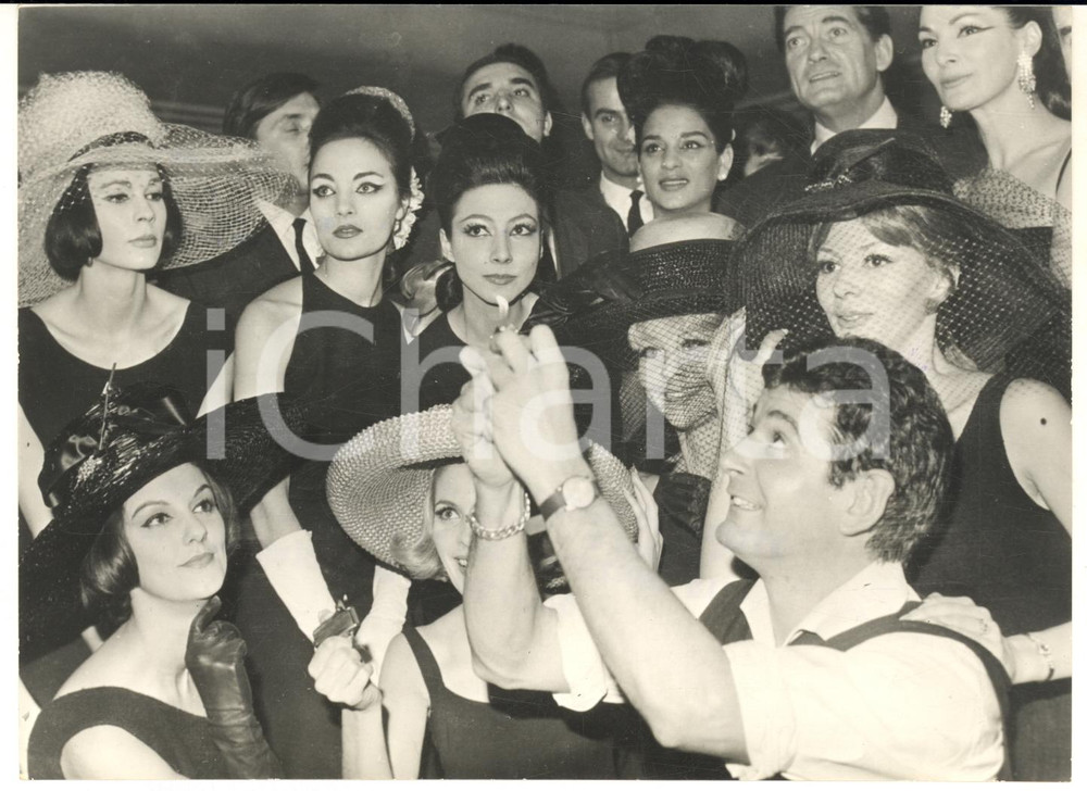 1963 PARIS L'ETOILE Jean BARTHET presenta la nuova collezione di cappelli *Foto
