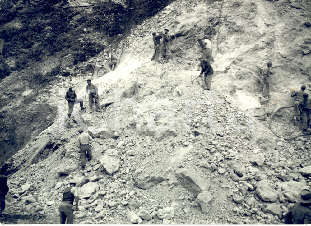 1955 TIONE DI TRENTO Soccorritori presso la frana che ha travolto 7 operai *Foto