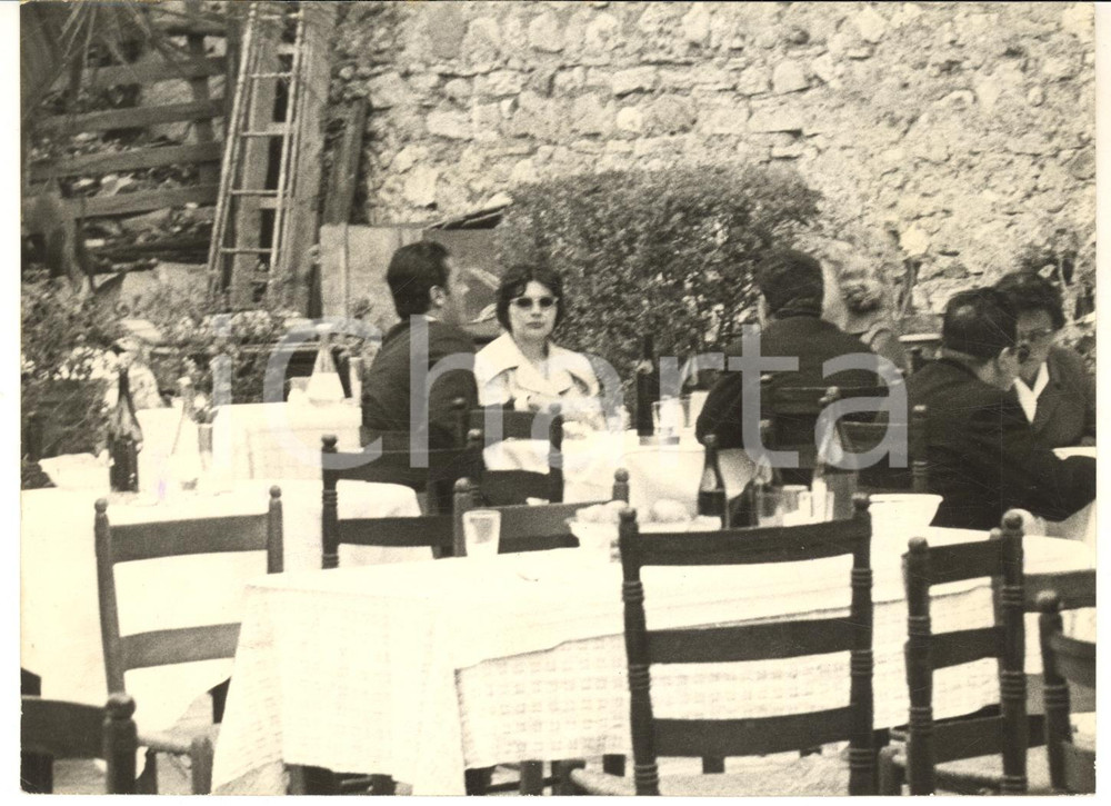 1959 TIVOLI Ex regina Soraya a pranzo con il principe Raimondo ORSINI *Foto Fotografia d'epoca con didascalia coeva. CONDIZIONI: G FORMATO: 18x13 cm    originale e autentica 1