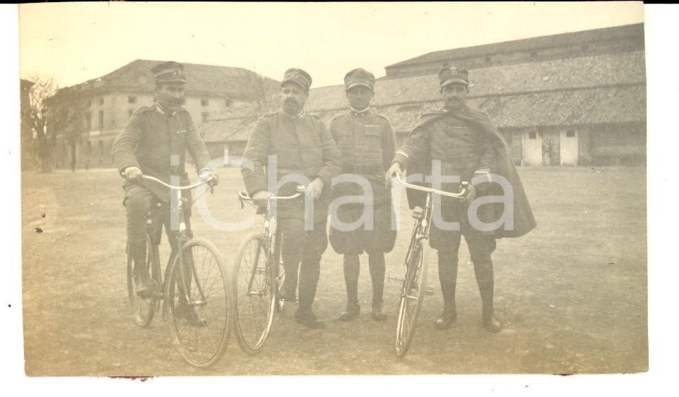 Fotografia d epoca originale 1910 ca AREA DI SAVONA Ufficiali 37Â° Reggimento Fanteria in bici Foto 12x7 cm 1