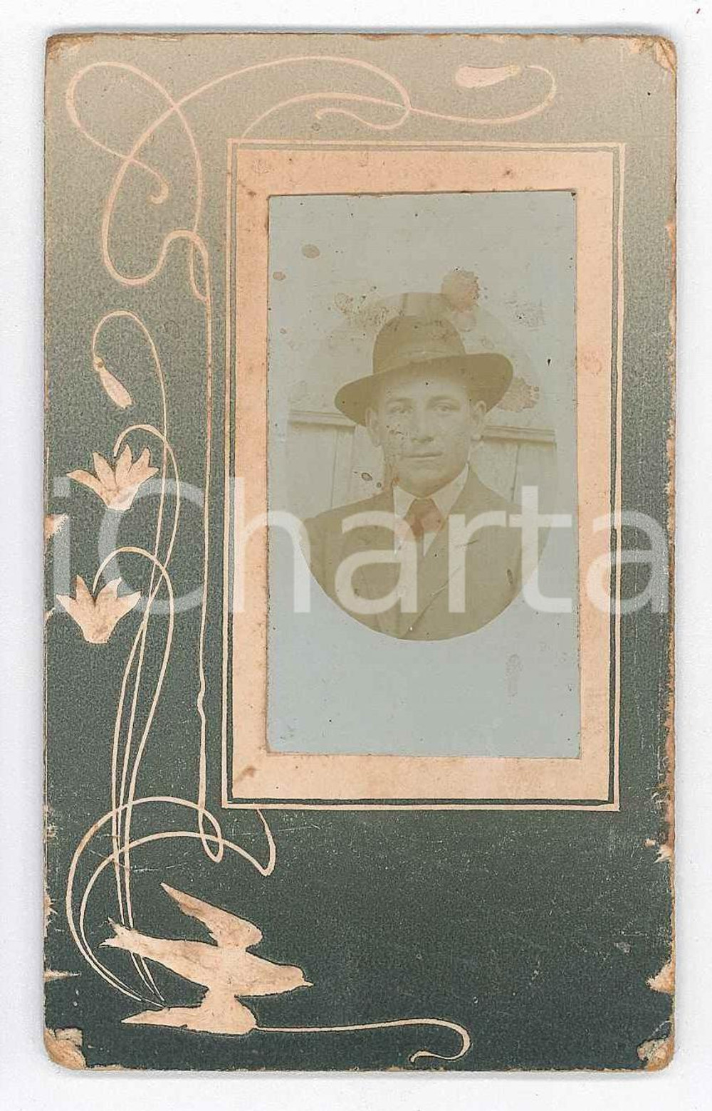1880 ca ITALIA Ritratto di uomo con cappello - Fotografia CDV Fotografia d'epoca, montata su cartoncino rigido. FAIR/discreto Lievi smussature agli angoli Formato: 6x10 cm originale e autentica 1
