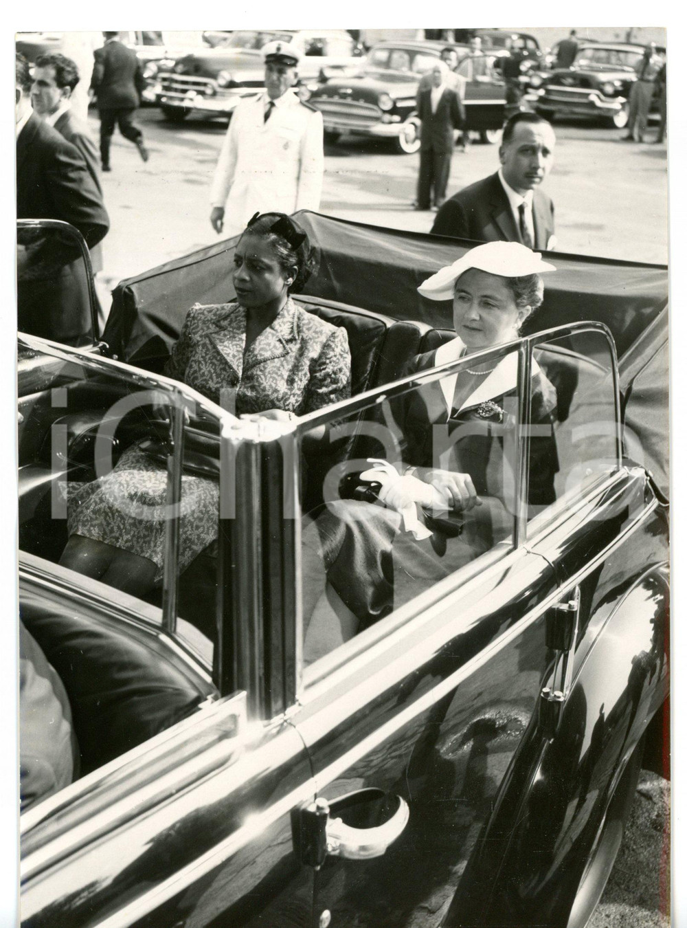 1956 ROMA Carla GRONCHI con Antoinette TUBMAN in visita ufficiale *Foto 13x18 cm Fotografia d'epoca con didascalia coeva al verso. CONDIZIONI:G (ma lieve ondulatura al margine sinistro)FORMATO: 13x18 cm     originale e autentica 1