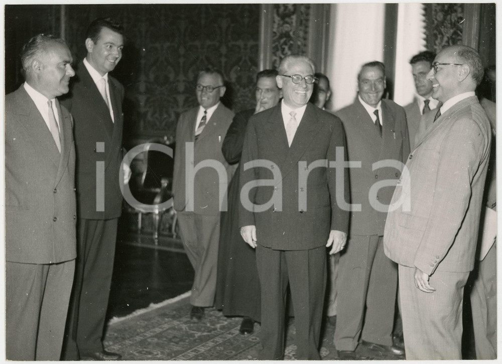 1955 ROMA Presidente Giovanni GRONCHI incontra i sindaci della Garfagnana *Foto  Fotografia d'epoca con didascalia coeva al verso.   CONDIZIONI: FAIR (sovraimpressione circolare e graffi superficiali)FORMATO: 18x13 cm     originale e autentica 1