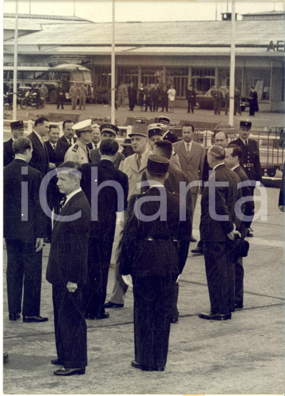 1958 PARIS Charles DE GAULLE salue André MALRAUX avant de partir pour l'Algérie