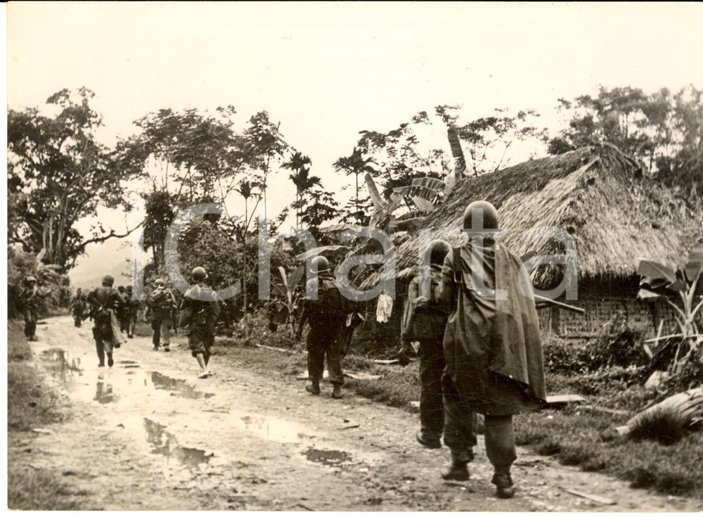 1953 NHO QUAN (VIETNAM) Operation MOUETTE - ArrivÃ©e des tirailleurs marocains Fotografia d'epoca, con didascalia coeva. CONDIZIONI: G (ma sovraimpressione circolare)FORMATO: 18x13 cm    originale e autentica 1