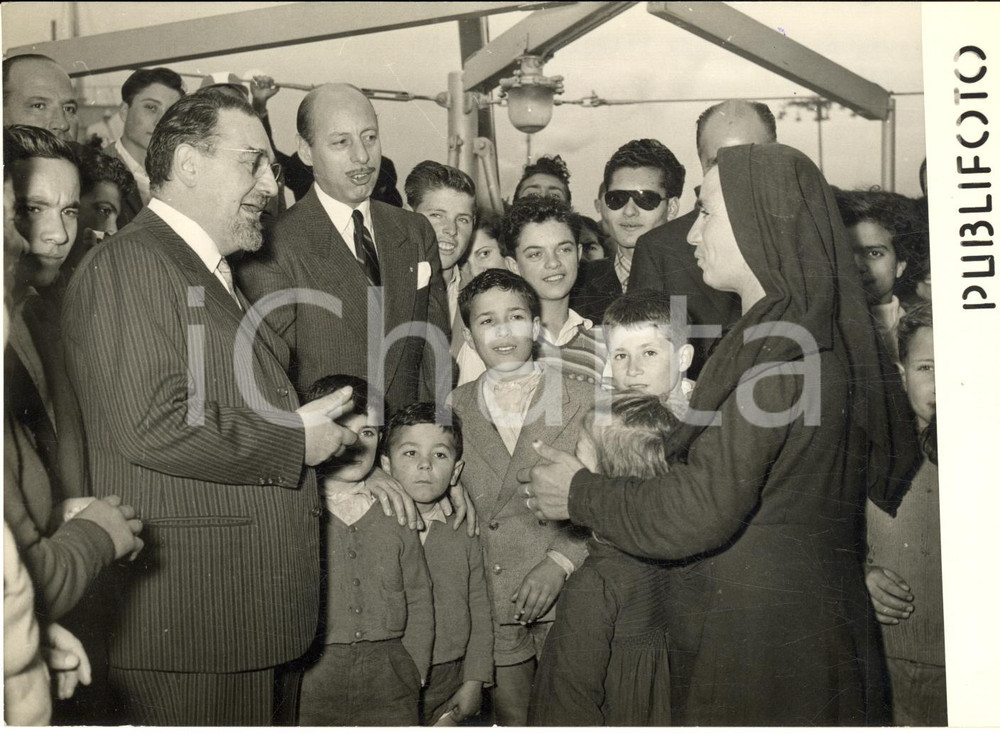 1953 NAPOLI Accoglienza per alluvionati calabresi in partenza per l'Argentina  Fotografia d'epoca con didascalia coeva al verso.   CONDIZIONI: G (ma lieve sovraimpressione circolare) FORMATO: 18x13 cm     originale e autentica 1
