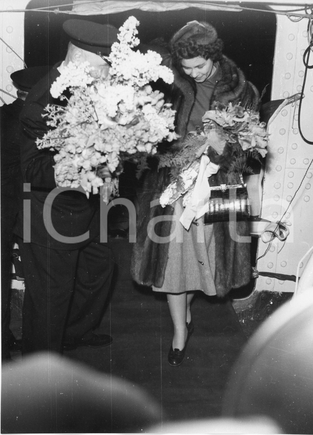 1955 GENOVA Stazione ferroviaria - Arrivo regina Federica di Grecia - Foto 1955Fotografia vintage rara d'epoca, che ritrae l'arrivo da Milano dei sovrani di Grecia (Re Paolo e regina Federica di Hannover).Timbro archivio Publifoto Genova al verso.FORMATO: 18x24 cm CONDIZIONI: FAIR (difetti di stampa)ICHARTA mette in vendita le stampe vintage della collezione Publifoto Genova, per la maggior parte inedita o in tiratura di pochi esemplari. Si tratta di un'ottima opportunit&agrave; di investimento per i collezionisti di fotografie d'epoca.    originale e autentica 1