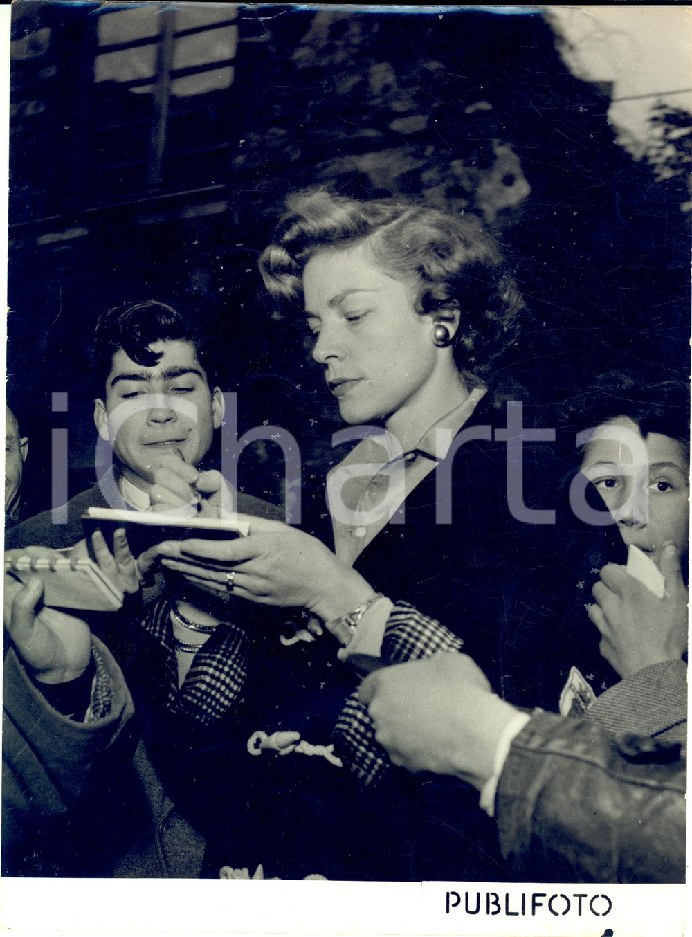 1954 GENOVA Lauren BACALL circondata dai fan *Fotografia 18x24 cm