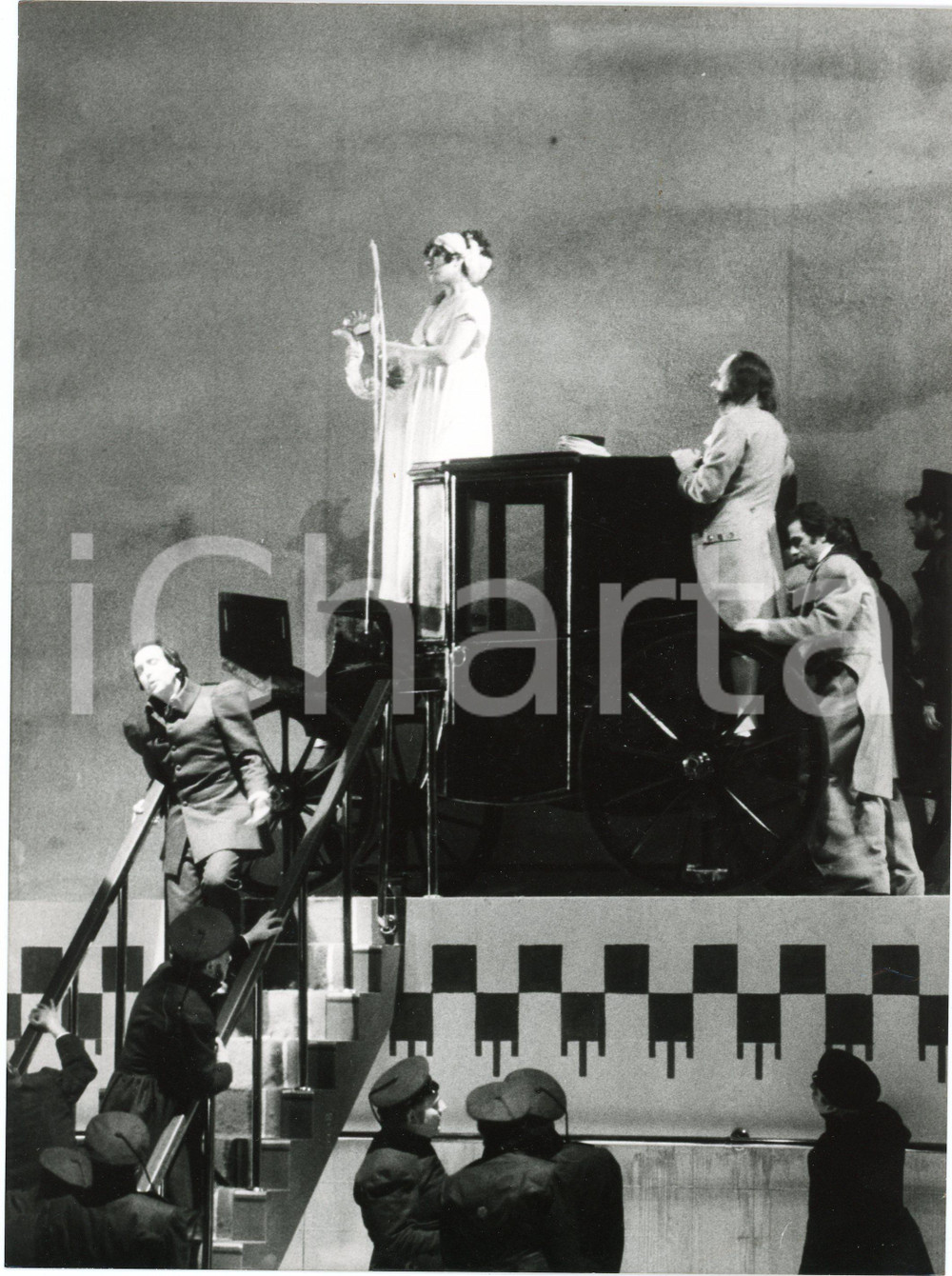 1970 ca TEATRO ITALIA Spettacolo - Foto di scena 18x24 cm (2)  Fotografia originale.FOTOGRAFO: Roberto Marchiori - Firenze FAIR/discreto piegatura al lato destro Formato: 18x24 cm originale e autentica 1