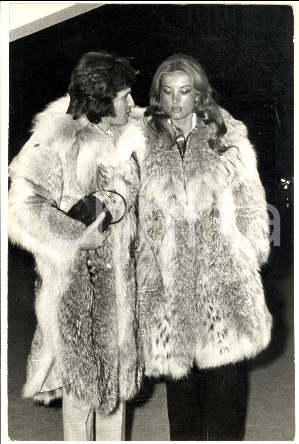 1970 ca GOSSIP Arrivo Barbara BOUCHET e Paolo PAZZAGLIA in pelliccia (1) - Foto