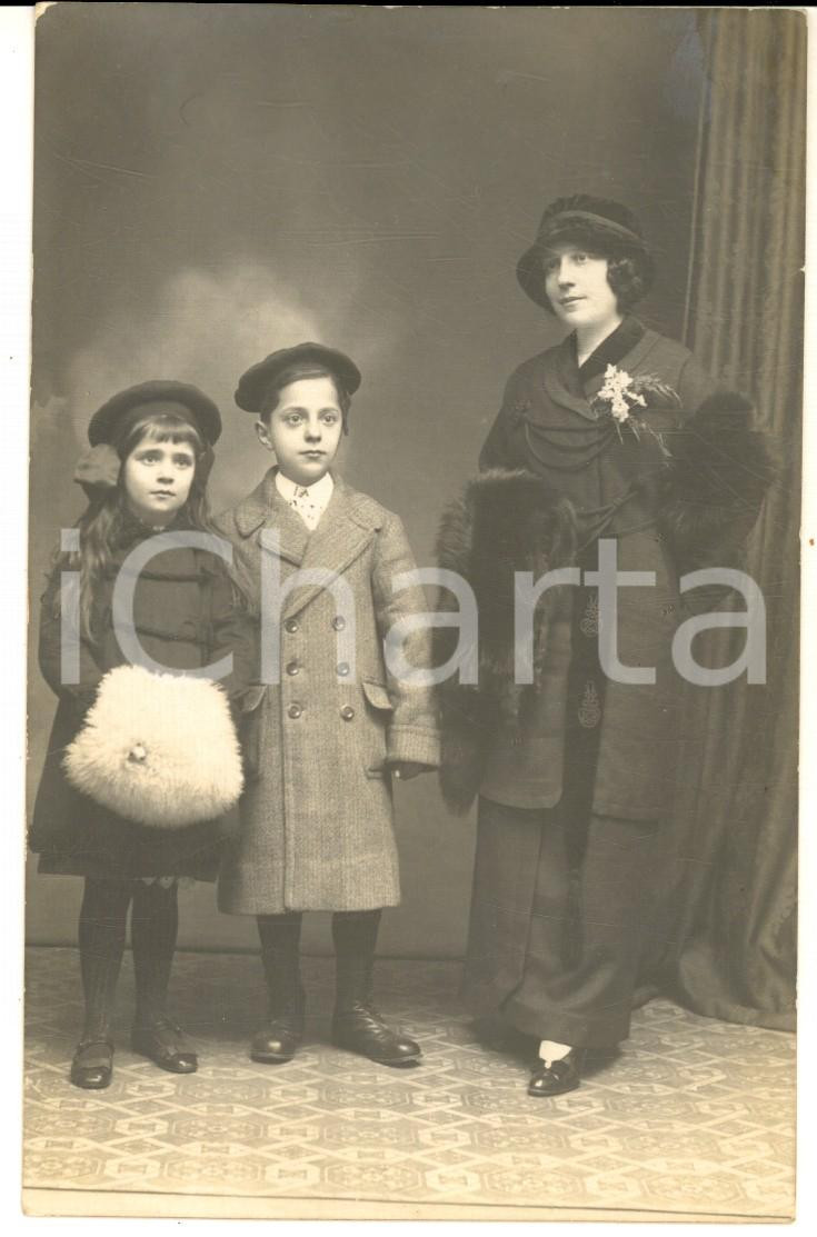 1920 ca PIACENZA Ritratto di famiglia in abiti invernali *Foto O. GRADASSI