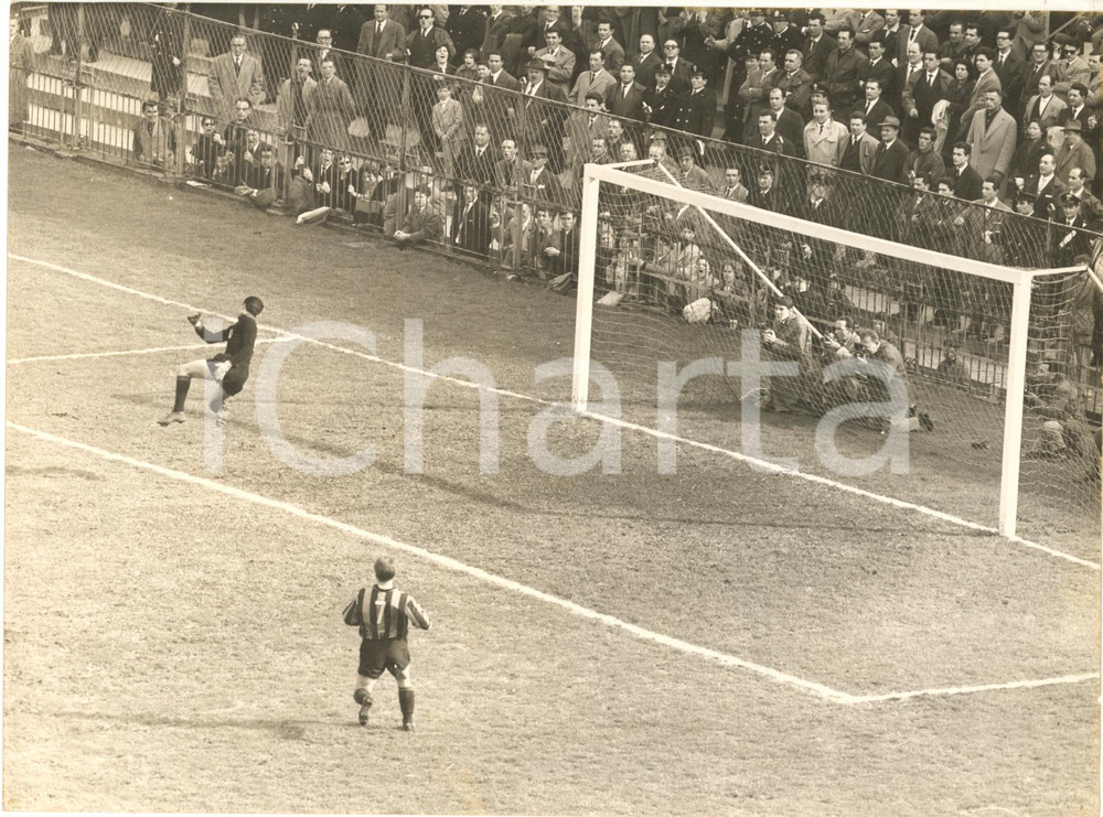 1960 ca CALCIO SERIE A MILAN-INTER Errore nerazzuro in area di rigore - Foto  Fotografia d'epoca con didascalia coeva al verso.    CONDIZIONI: POOR (piegatura al lato sinistro)FORMATO: 24x18 cm     originale e autentica 1