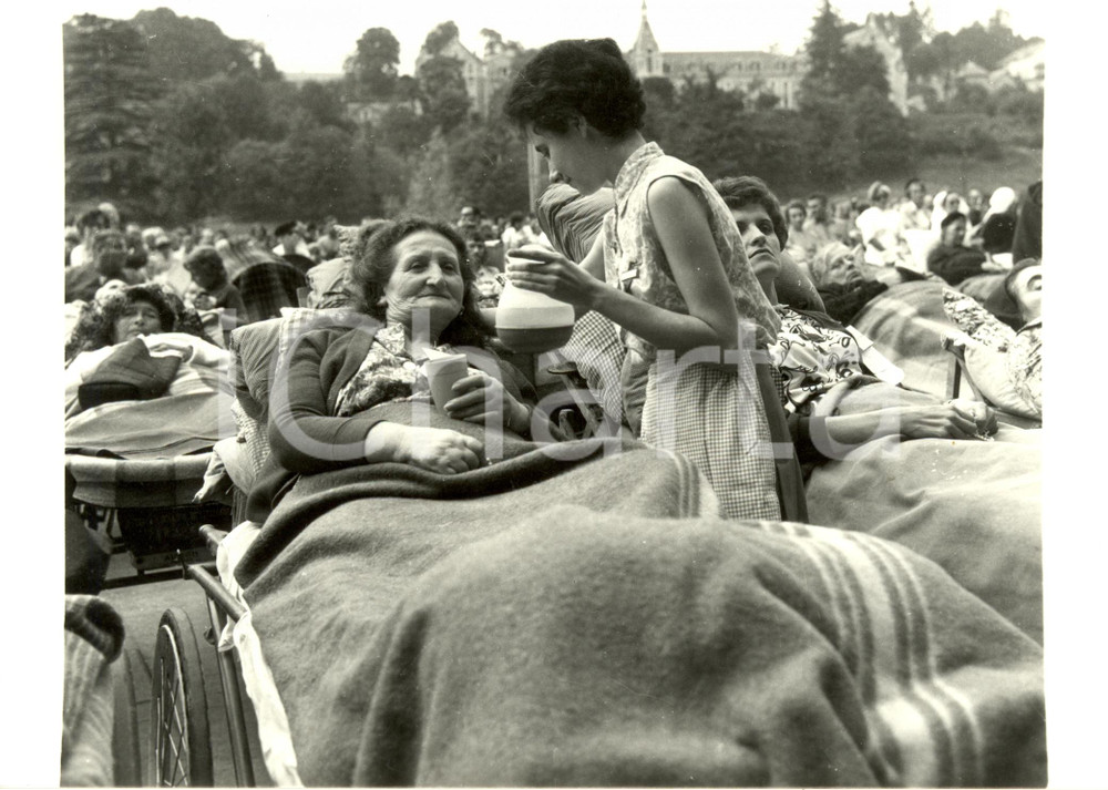 Fotografia d epoca originale 1983 LOURDES F Ammalati in pellegrinaggio grotta delle apparizioni Fotografia 1