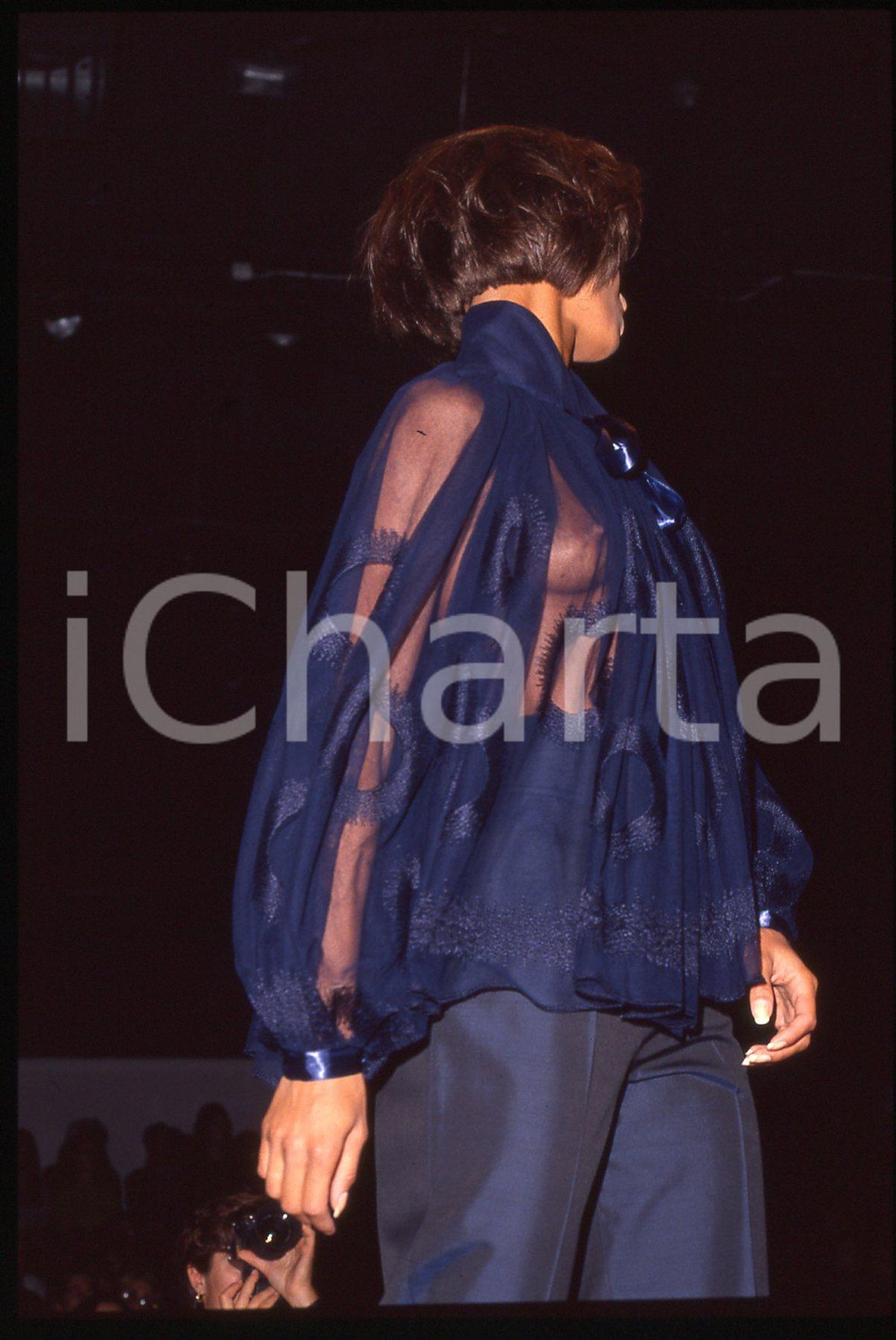 35mm vintage slide* 1991 MILANO Alberta FERRETTI Sfilata primavera-estate (15)  Diapositiva d'epoca, in formato 35 mm.CONDIZIONI: FAIR (lieve macchia)Tutti i diritti riservati.E' severamente vietata la riproduzione. ICharta mette in vendita, sul negozio eBay e in esclusiva sul sito "icharta" il proprio archivio composto da numerose diapositive e negativi fotografici d'epoca, tutti originali e autentici, che attraversano la storia del costume italiano tra gli la fine degli anni Sessanta e Novanta.Si tratta di uno sguardo inedito sull'attualit&agrave;, la politica, la vita quotidiana, il gossip e la cultura, che fotografa il cambiamento della nazione in quest'ultimo scorcio del XX secolo. Un'occasione unica per il mercato del collezionismo, che vede finalmente disponibile un archivio eccezionale per vastit&agrave;, tematiche e condizioni, in un settore (il negativo fotografico e la diapositiva) di assoluta novit&agrave; e dalle interessanti prospettive di investimento.     originale e autentica 1