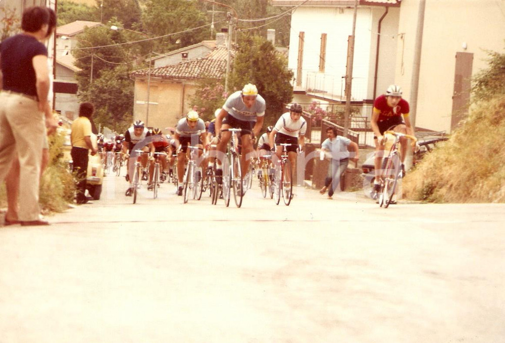 Fotografia d epoca originale 1980 ca AREA PESARO  Loretto PETRUCCI durante gara ciclistica Fotografia 1