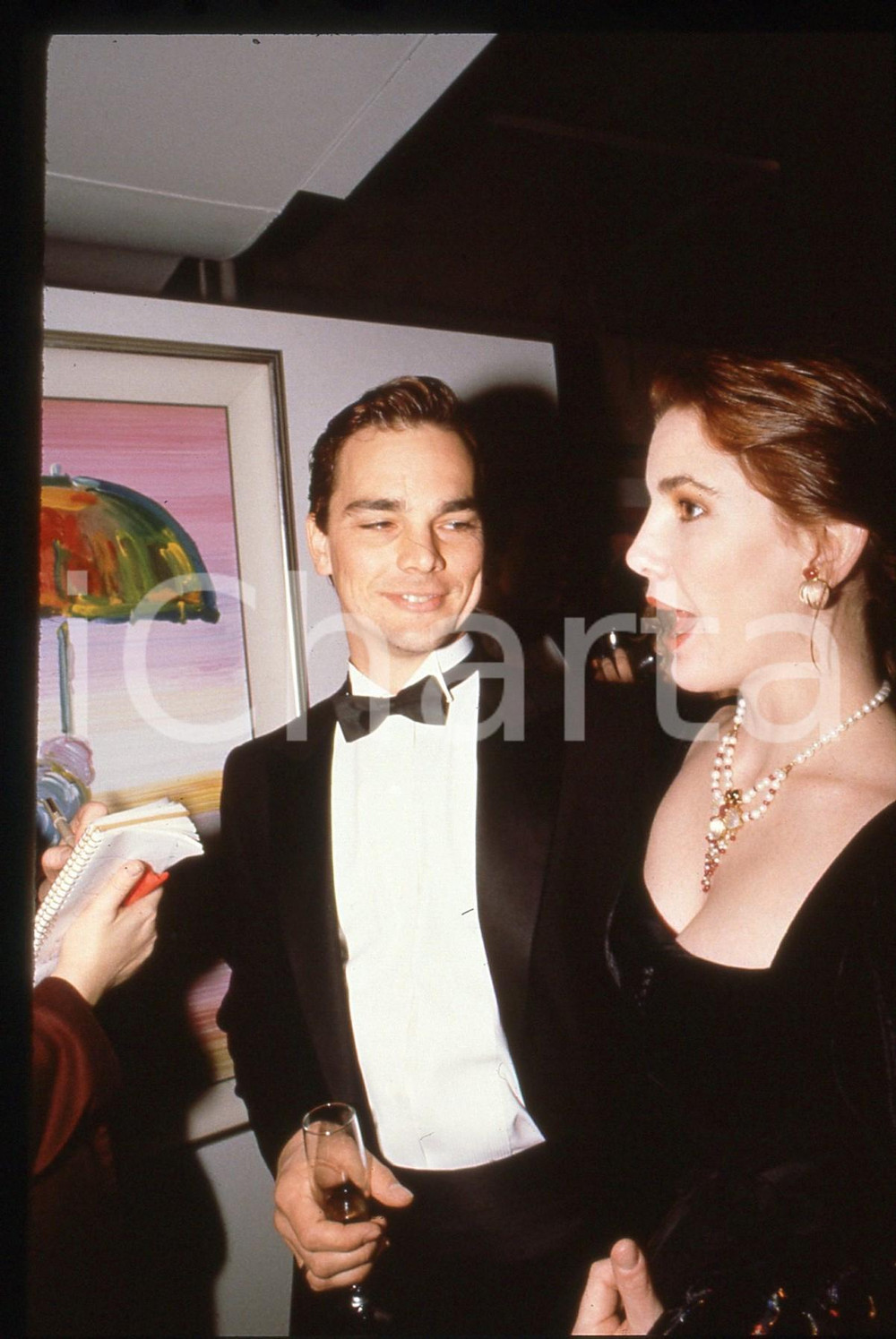 35mm vintage slide* 1988 NEW YORK Melissa GILBERT Bo BRINKMAN Regency Theater 2  Diapositiva d'epoca, in formato 35 mm.Nella diapositiva compaiono Melissa Gilbert e Bo Brinkman al Regency Theater di New York, in occasione della premi&egrave;re del film "Full Moon in Blue Water".CONDIZIONI: GOOD  Tutti i diritti riservati.E' severamente vietata la riproduzione. ICharta mette in vendita, sul negozio eBay e in esclusiva sul sito "icharta" il proprio archivio composto da numerose diapositive e negativi fotografici d'epoca, tutti originali e autentici, che attraversano la storia del costume italiano tra gli la fine degli anni Sessanta e Novanta.Si tratta di uno sguardo inedito sull'attualit&agrave;, la politica, la vita quotidiana, il gossip e la cultura, che fotografa il cambiamento della nazione in quest'ultimo scorcio del XX secolo. Un'occasione unica per il mercato del collezionismo, che vede finalmente disponibile un archivio eccezionale per vastit&agrave;, tematiche e condizioni, in un settore (il negativo fotografico e la diapositiva) di assoluta novit&agrave; e dalle interessanti prospettive di investimento.  originale e autentica 1