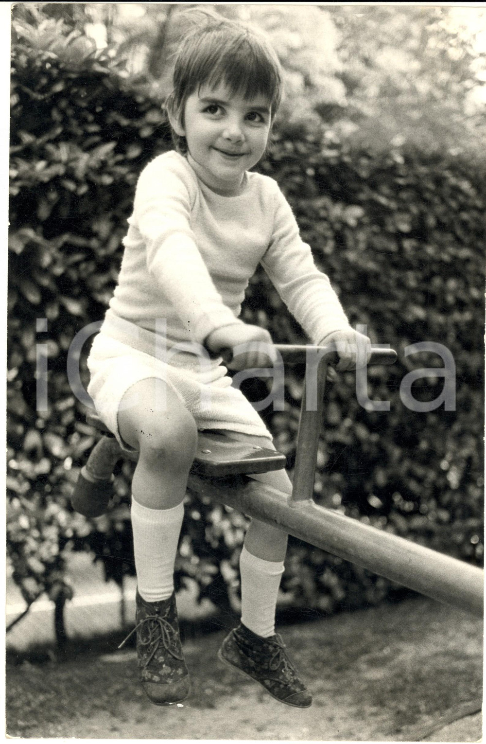 1973 COSTUME Ritratto di Benedetta MAZZINI CROCCO bambina (1) Foto 20x30 cm Fotografia d'epoca. CONDIZIONI: POOR (piegature al lato inferiore)FORMATO: 20x30 cm      originale e autentica 1