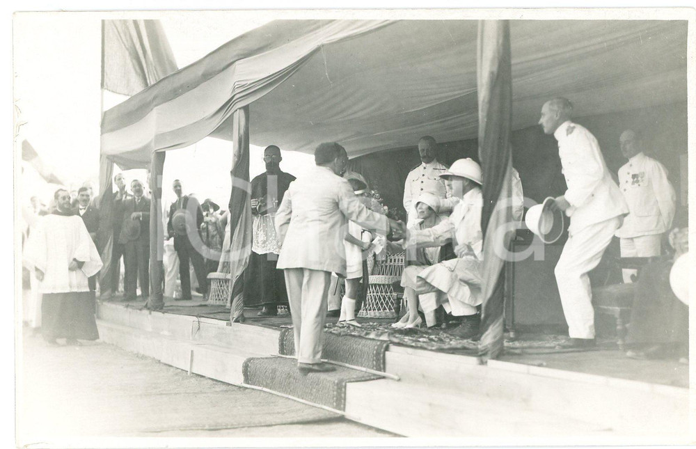1928 CONGO BELGE Roi Albert I et reine Elisabeth à la tribune - Photo L. GABRIEL Fotografia originale d'epoca, scattata durante la visita dei sovrani Alberto I ed Elisabetta del Belgio in Congo.FOTOGRAFO: L&eacute;opold Gabriel  GOOD/buono  Formato: 14x9 cm originale e autentica 1