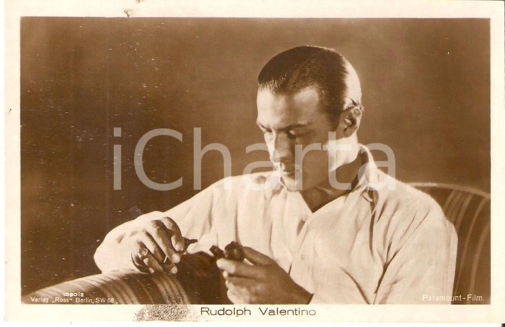 Cartolina originale da collezione 1925 ca CINEMA Attore Rodolfo VALENTINO pulisce la pipa Cartolina FP NV 1