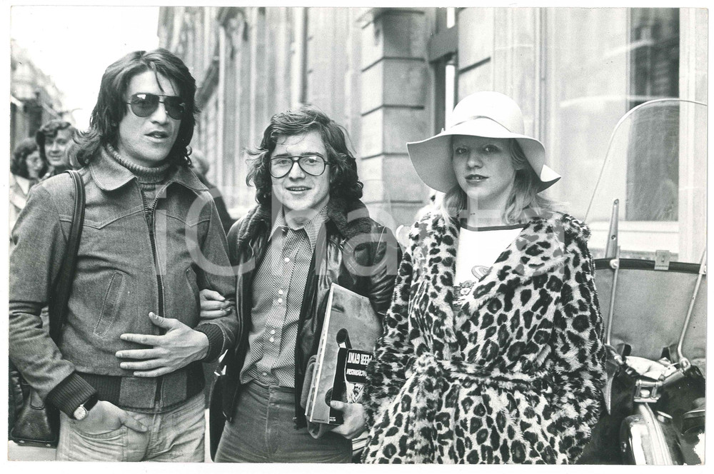 Fotografia d epoca originale 1974 PARIS  DRUPI in attesa della prima di Le hasard et la violence  Foto 1