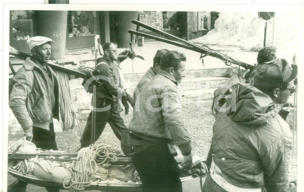 Fotografia d epoca originale 1960 ca CERVINIA Incidente alpino  Operazioni di recupero delle salme Foto 1