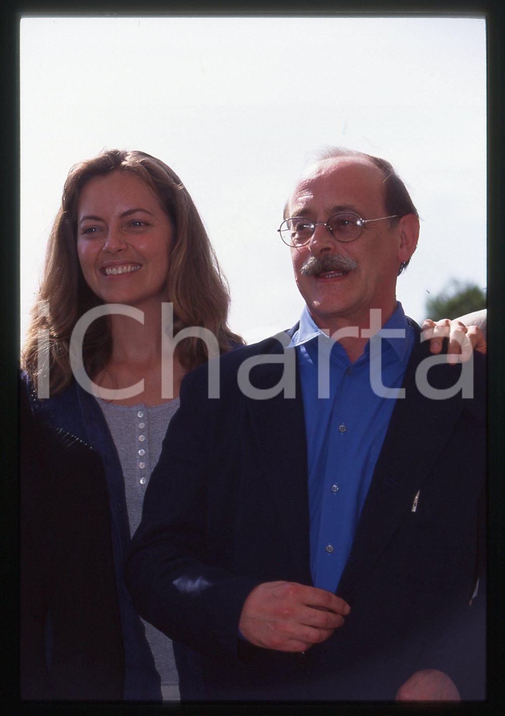 35mm vintage slide* 1996 CANNES Antonio TABUCCHI Greta SCACCHI Ritratto (1)  Diapositiva d'epoca, in formato 35 mm. CONDIZIONI: GOOD  Tutti i diritti riservati.E' severamente vietata la riproduzione. ICharta mette in vendita, sul negozio eBay e in esclusiva sul sito "icharta" il proprio archivio composto da numerose diapositive e negativi fotografici d'epoca, tutti originali e autentici, che attraversano la storia del costume italiano tra gli la fine degli anni Sessanta e Novanta.Si tratta di uno sguardo inedito sull'attualit&agrave;, la politica, la vita quotidiana, il gossip e la cultura, che fotografa il cambiamento della nazione in quest'ultimo scorcio del XX secolo. Un'occasione unica per il mercato del collezionismo, che vede finalmente disponibile un archivio eccezionale per vastit&agrave;, tematiche e condizioni, in un settore (il negativo fotografico e la diapositiva) di assoluta novit&agrave; e dalle interessanti prospettive di investimento.  originale e autentica 1