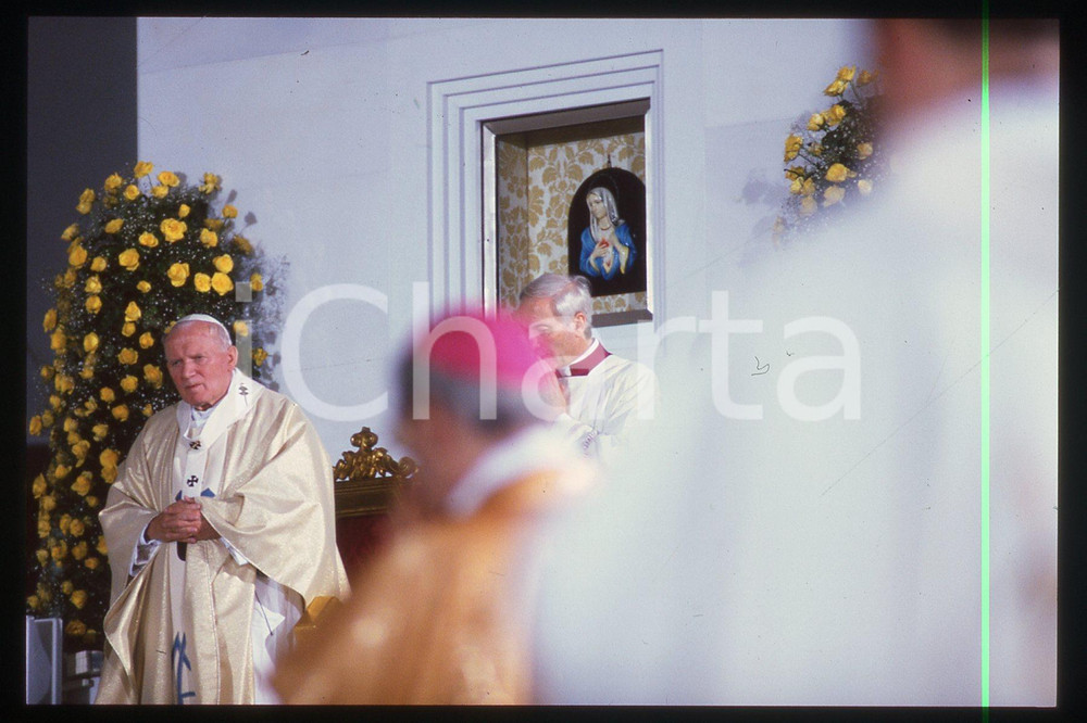 35mm vintage slide* 1994 CATANIA Giovanni Paolo II - Madonna del pianto (7)  Diapositiva d'epoca, in formato 35 mm.CONDIZIONI: GOODE' severamente vietata la riproduzione. Tutti i diritti sono riservati.Nella diapositiva ICharta mette in vendita, sul negozio eBay e in esclusiva sul sito "icharta" il proprio archivio composto da numerose diapositive e negativi fotografici d'epoca, tutti originali e autentici, che attraversano la storia del costume italiano tra gli la fine degli anni Sessanta e Novanta.Si tratta di uno sguardo inedito sull'attualit&agrave;, la politica, la vita quotidiana, il gossip e la cultura, che fotografa il cambiamento della nazione in quest'ultimo scorcio del XX secolo. Un'occasione unica per il mercato del collezionismo, che vede finalmente disponibile un archivio eccezionale per vastit&agrave;, tematiche e condizioni, in un settore (il negativo fotografico e la diapositiva) di assoluta novit&agrave; e dalle interessanti prospettive di investimento.  FAIR/discreto   originale e autentica 1