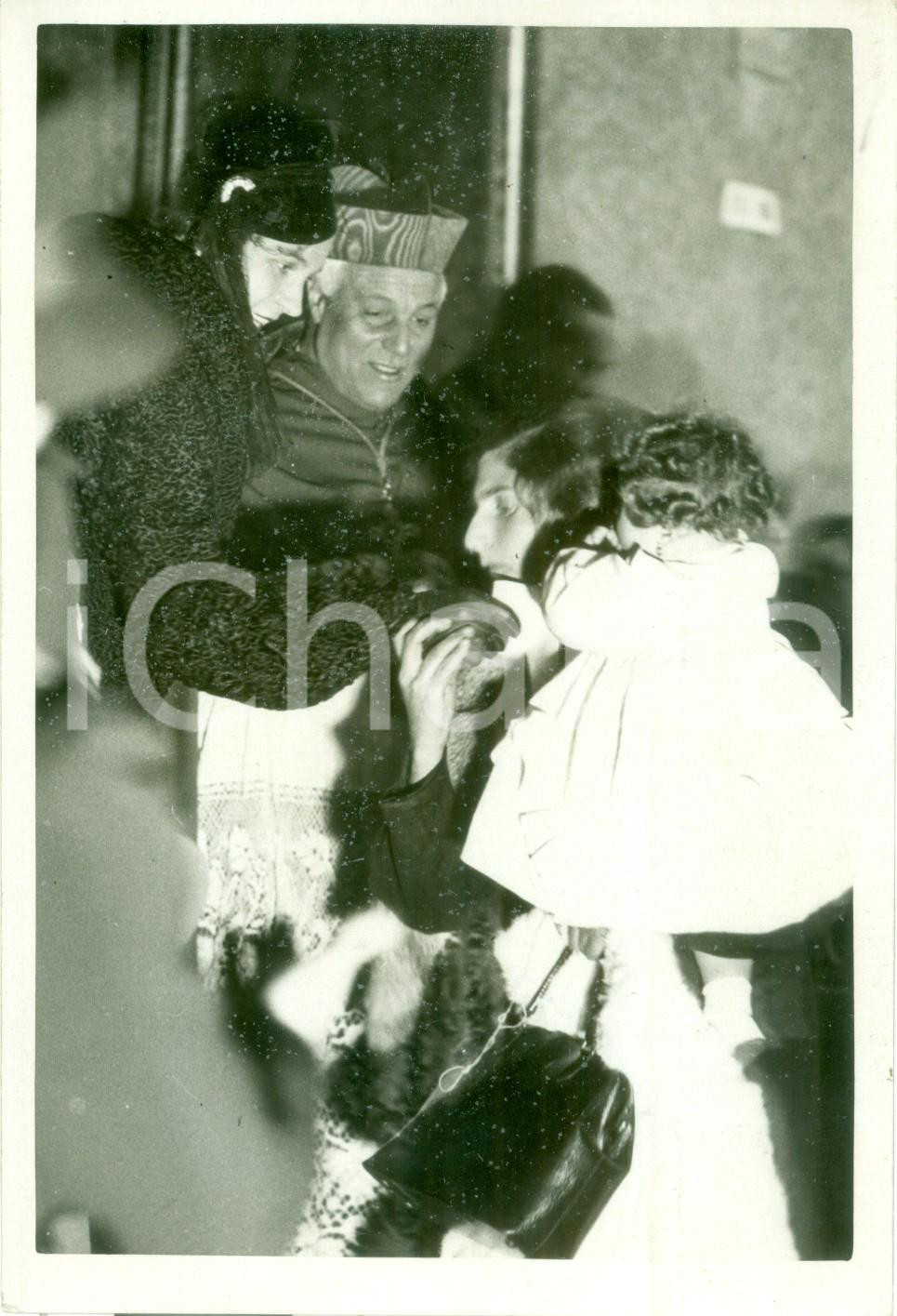 Fotografia d epoca originale 1938 NAPOLI Card. Alessio ASCALESI distribuisce premi alle fanciulle numerose 1