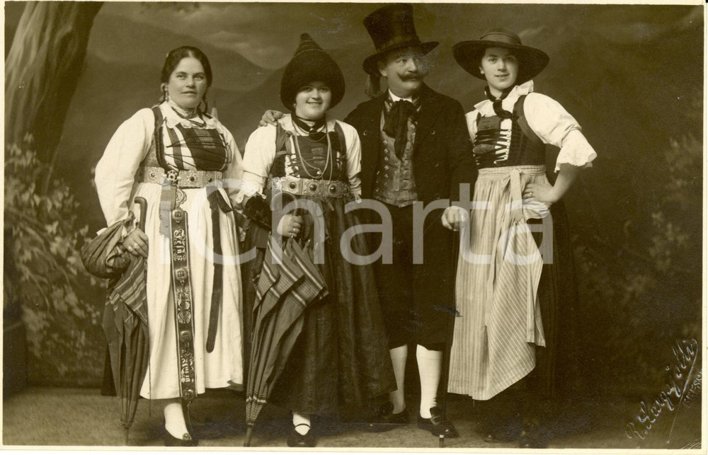 Cartolina originale da collezione 1930 ca BRESSANONE BZ Famiglia costumi tradizionali TRENTINI Cartolina FP NV 1