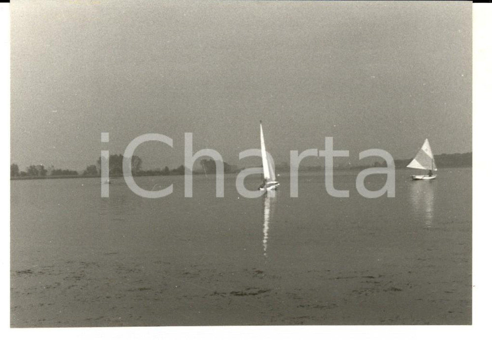 Fotografia d epoca originale 1978 CANDIA CANAVESE Barche a vela sul lago Foto VINTAGE 12x9 cm 1