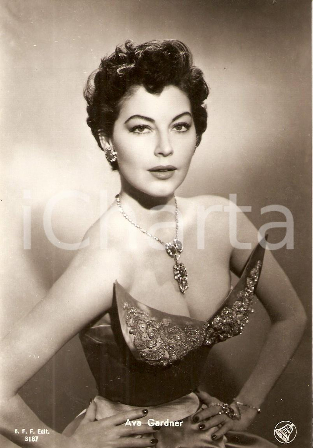 Cartolina originale da collezione 1955 ca CINEMA Actress Ava GARDNER wears necklace Cartolina FG NV 1