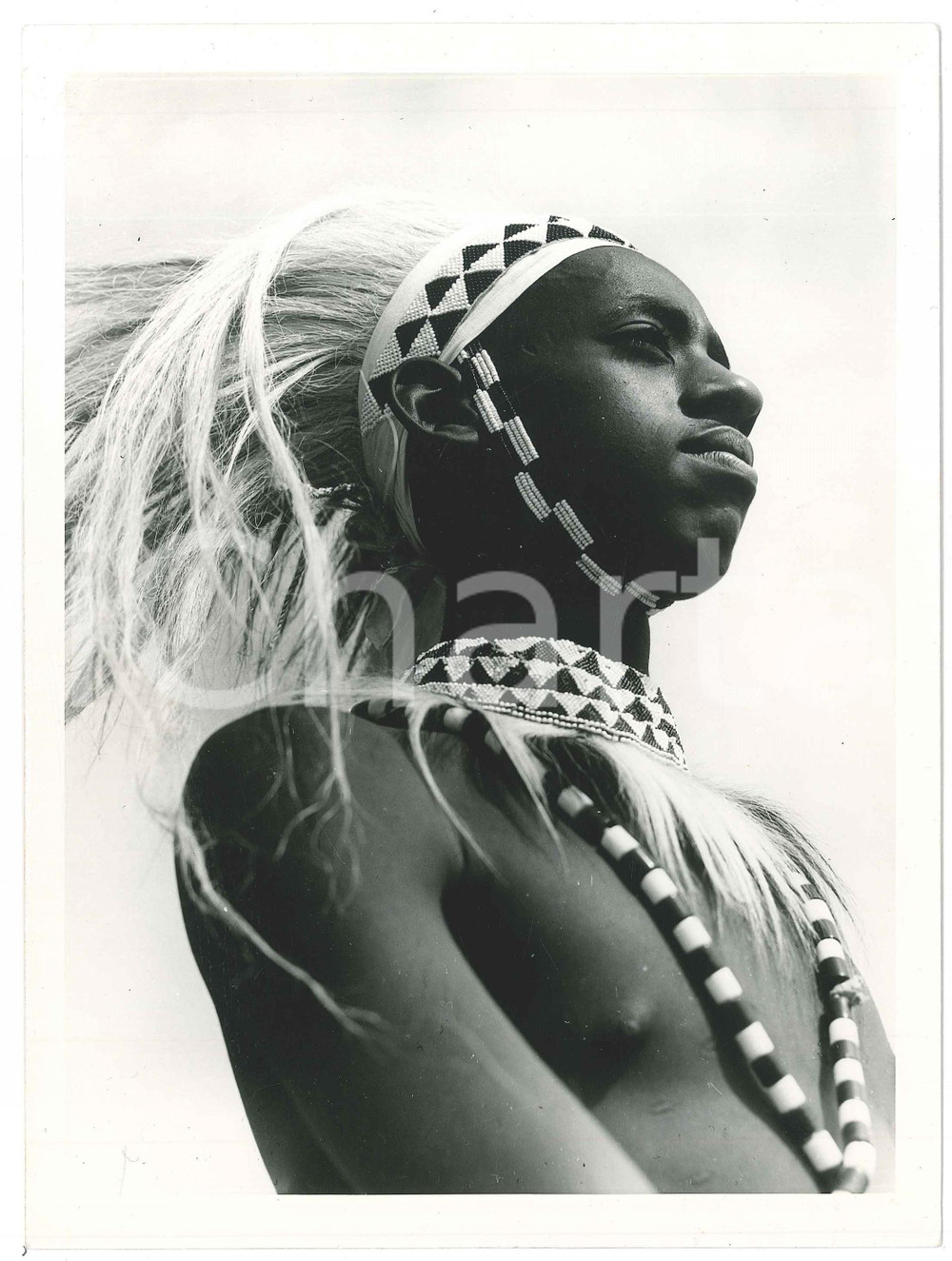 1950 ca RUANDA - Danseur "intore" - Noblesse WATUTSI *Foto C. LAMOTE 18x24 cm  Fotografia d'epoca, che reca al verso la didascalia originale.FOTOGRAFO: C. Lamote - Congopresse POOR/danneggiato piegature angolari Formato: 18x24 cm originale e autentica 1