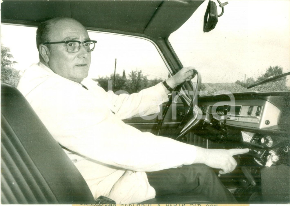 Fotografia d epoca originale 1975 PARIS Jean CHAMBRIN presenta l automobile R16 con motore ad acqua Foto 1