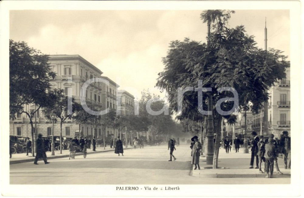 1930 ca PALERMO Via della LIBERTA' *Cartolina ANIMATA carrozze FP NV  GOOD/buono  Formato: 14x9 cm originale e autentica 1