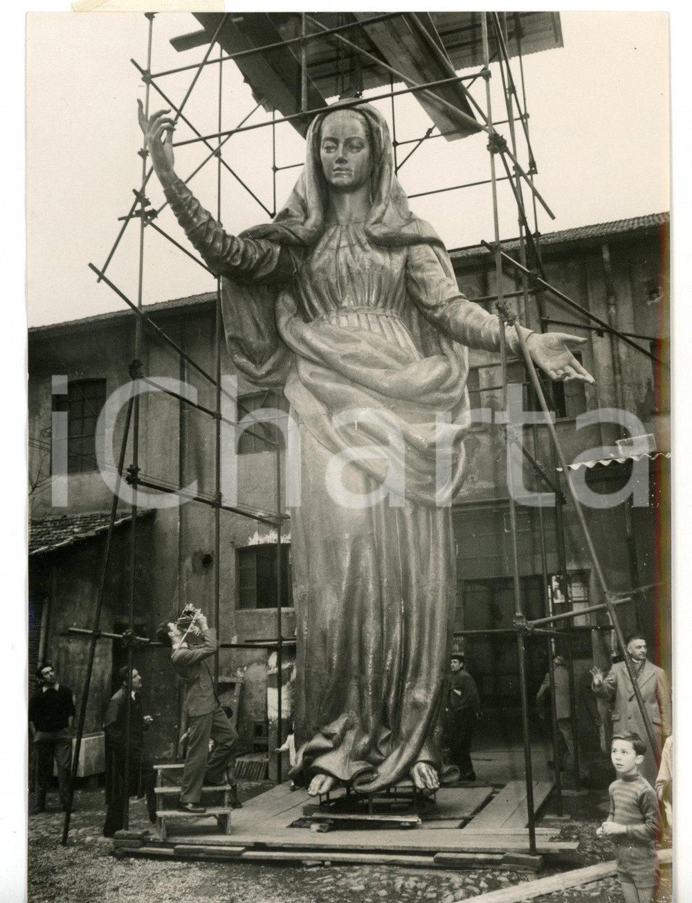 1954 MILANO Giornalista fotografa gigantesca Madonna in rame *Foto ARTISTICA