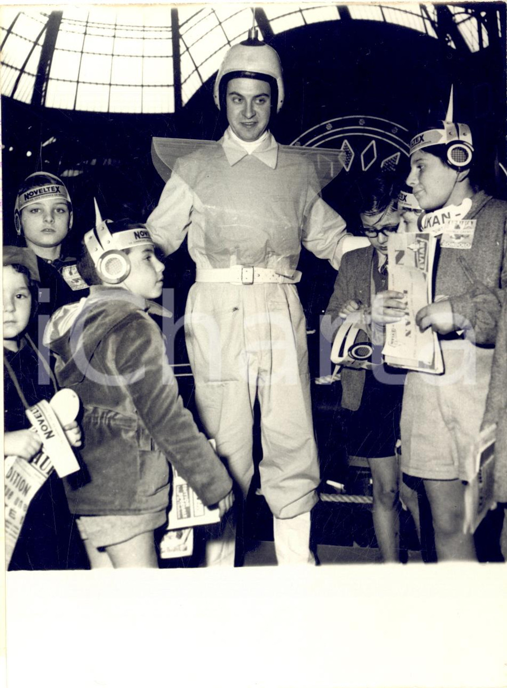 1953 PARIS Salon de l'Enfance - Equipement pour voyage interplanétaire *Photo