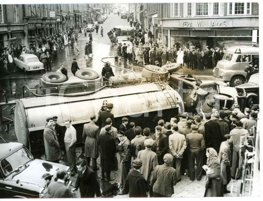 1958 HIGH WYCOMBE Autocisterna coinvolta in un grave incidente stradale *Foto