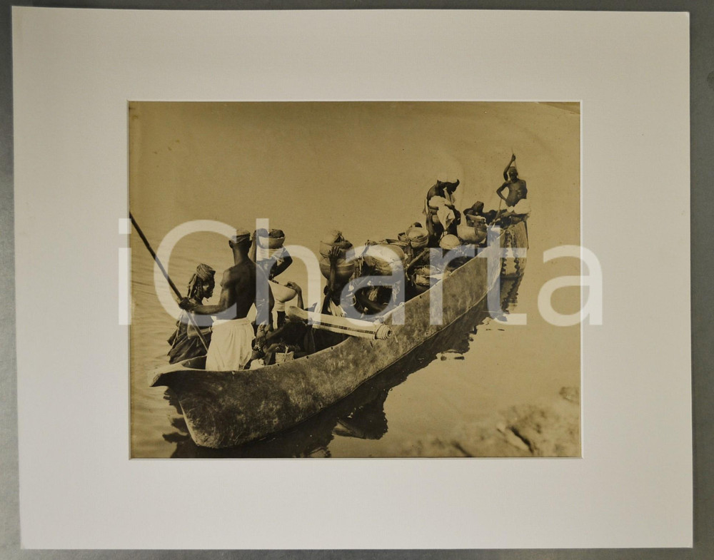 1950 ca AFRICA CONGO Trasporto di merci in  canoa - Foto ETNICA passepartout Fotografia d'epoca, incorniciata con passepartout in cartoncino pesante.  GOOD/buono lievi piegature alla fotografia Formato: 50x40 cm (cartoncino); .33x30 cm (fotografia) originale e autentica 1